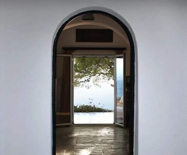 Heleni 沃里亚戈米尼湖